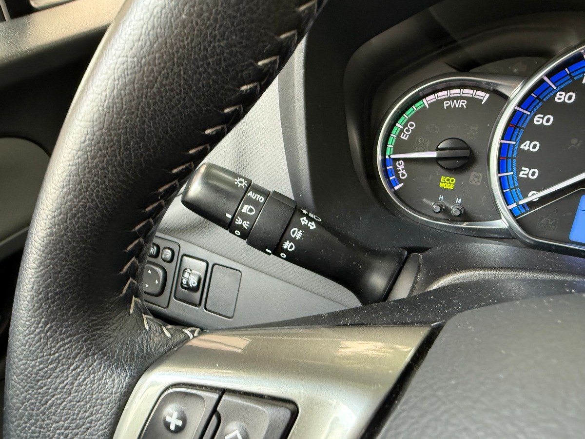 Toyota Yaris III Dynamic Business E-CVT 100h