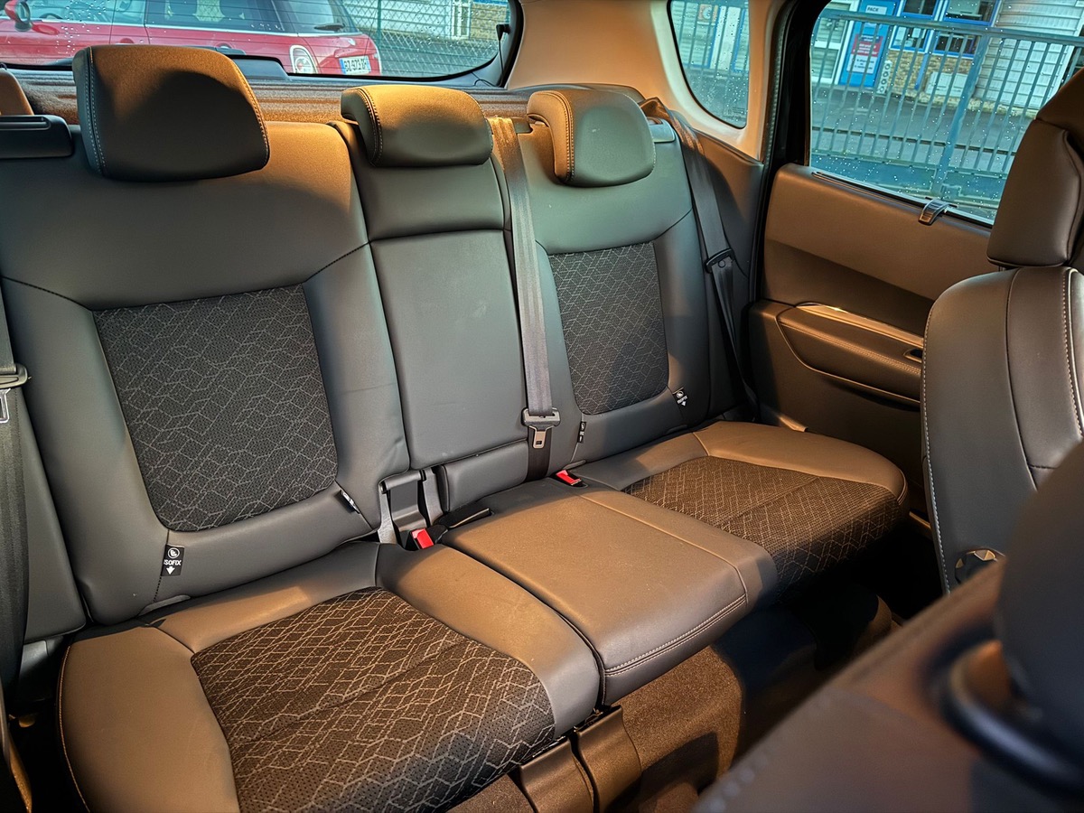 Peugeot 3008 1.6 HDI 115 CV 1er main allures en 4 Fois 