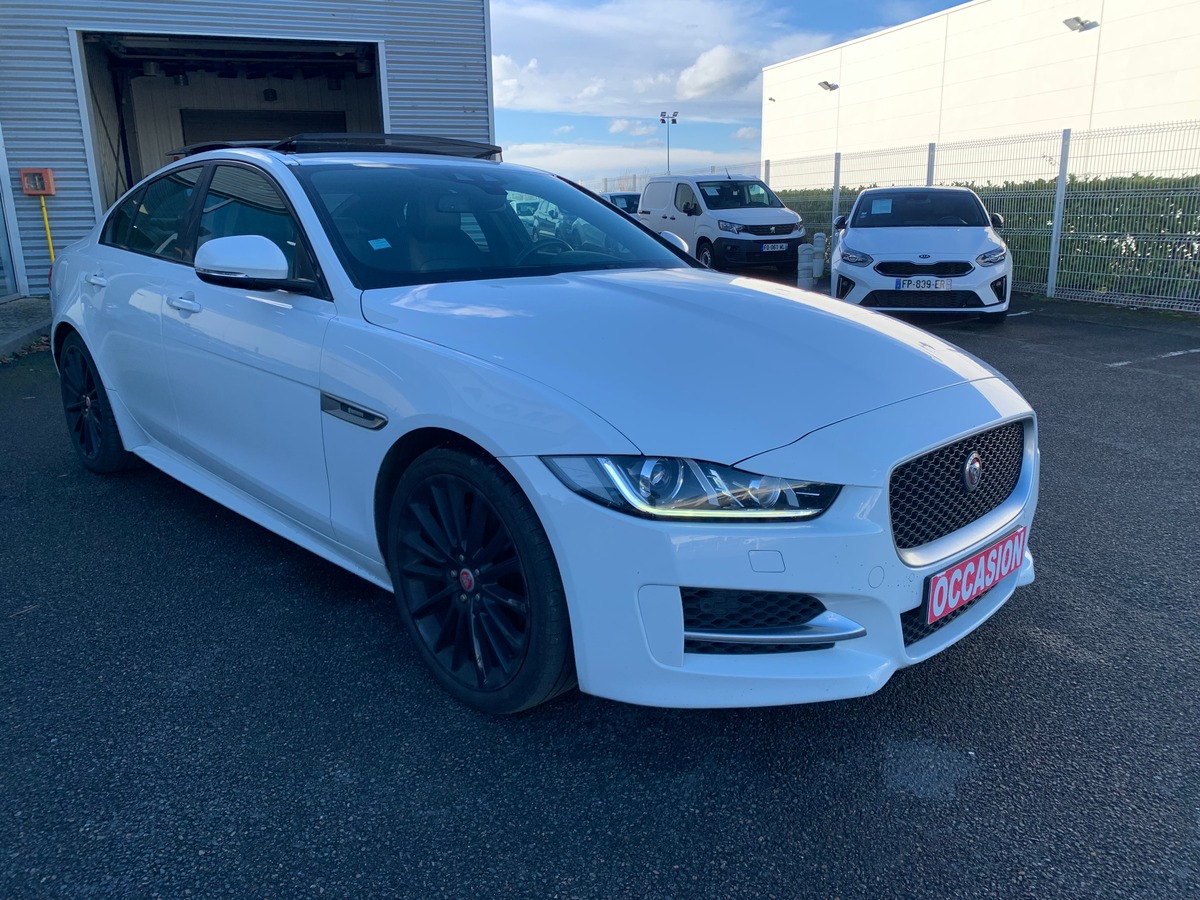 Jaguar XE 180 ch | Intérieur cuir | Toit ouvrant | Caméra de recul | GPS | Bluetooth