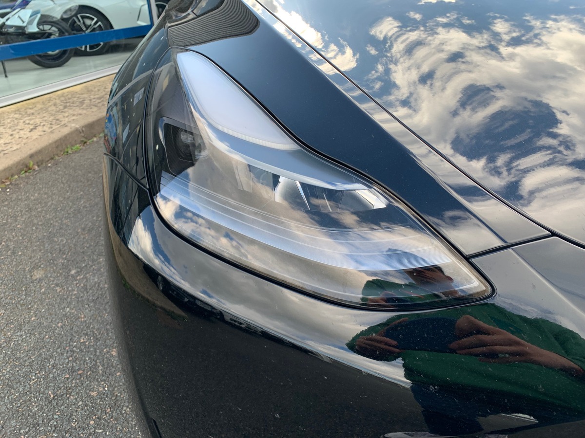 Tesla Model Y 275 chevaux | Premiére MAIN | Standard | Toit panoramique | Cuir | Siéges électriques