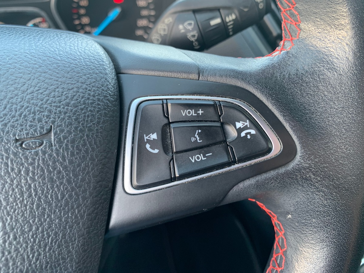 Ford Kuga 120 chevaux | St-Line | Caméra de recul | Attelage | GPS | Coffre assisté électriquement