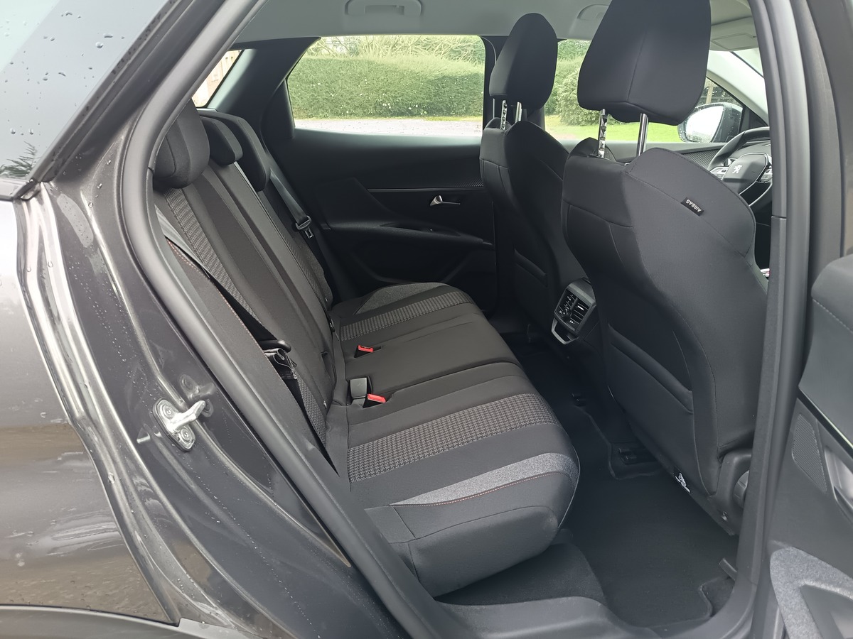 Peugeot 3008 1.5L BLUEHDI 130 CH ACTIVE PACK/ CROCHET D'ATTELAGE/ GTIE 12 MOIS