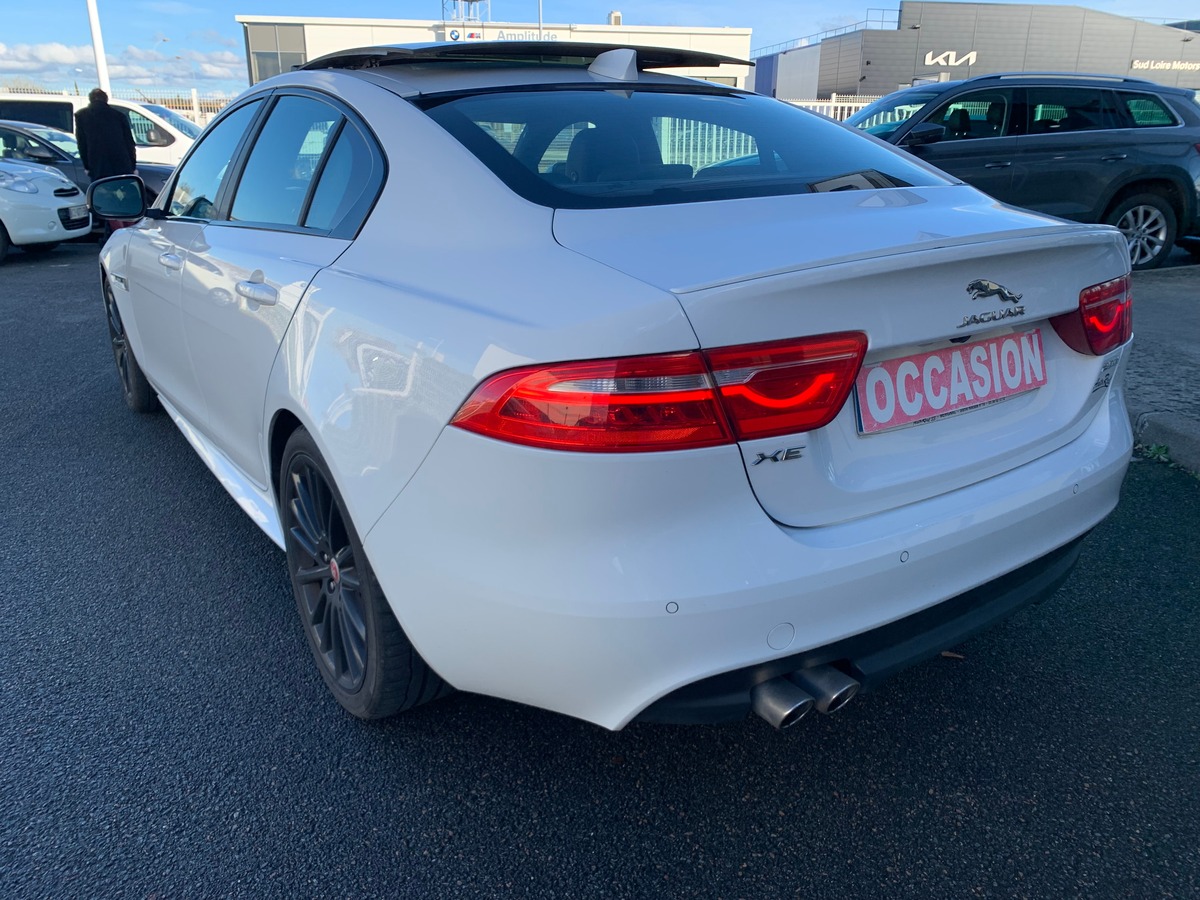 Jaguar XE 180 ch | Intérieur cuir | Toit ouvrant | Caméra de recul | GPS | Bluetooth