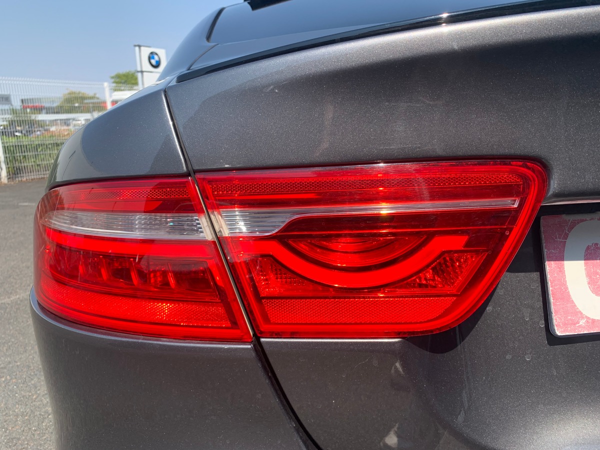 Jaguar XE 240 chevaux | R Sport | GPS | Régulateur de vitesse | Toit ouvrant | Audio MERIDIAN | Cuir
