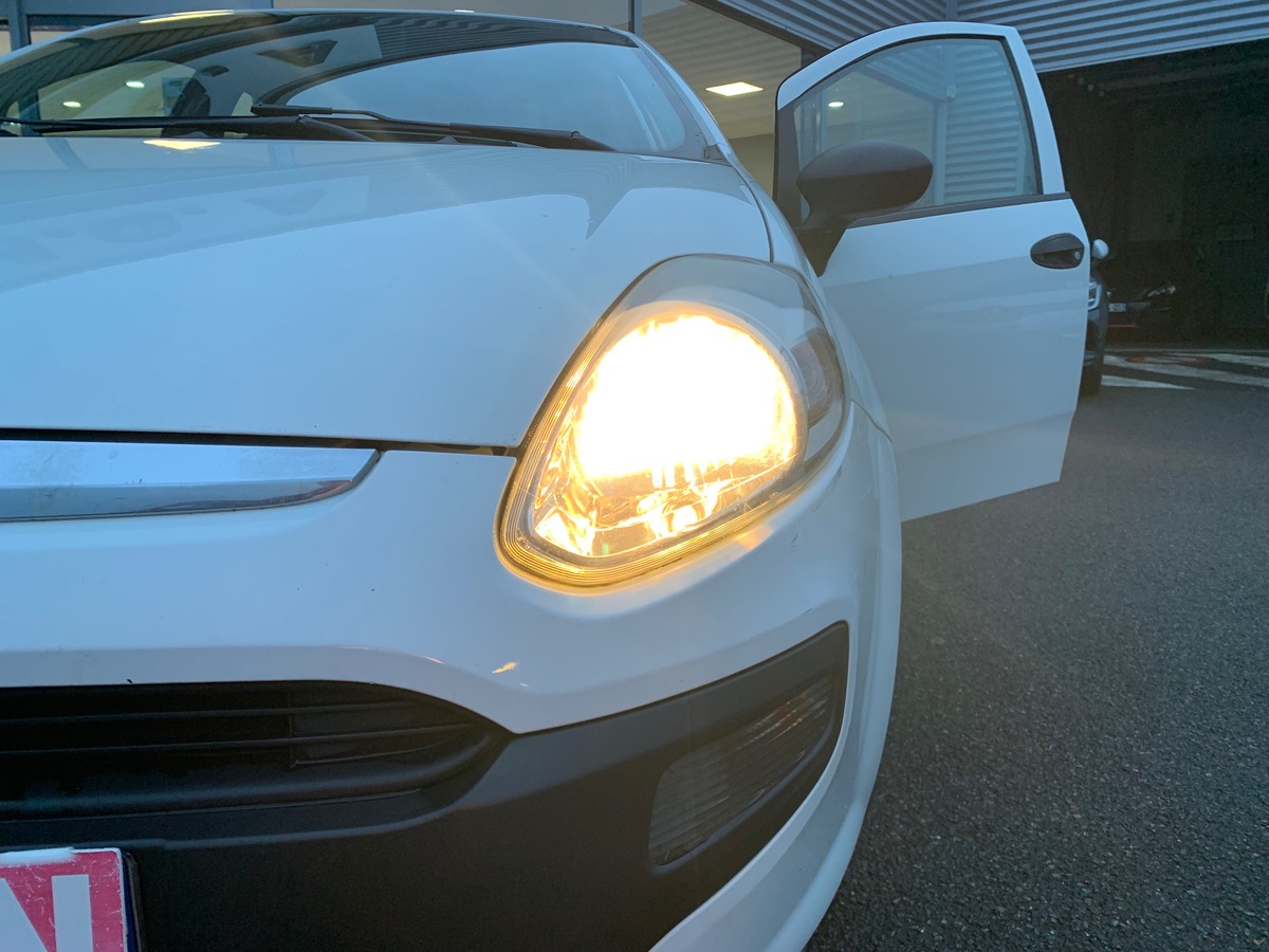 Fiat Punto 69 ch | Radio CD MP3 | Vitres avant électriques | Airbags | ABS | Commandes Radio volant