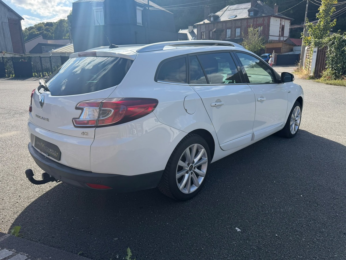 RENAULT Megane III Estate 1.5 dCi BOSE Edition-Crochet d'attelage - Distribution neuve- Garantie
