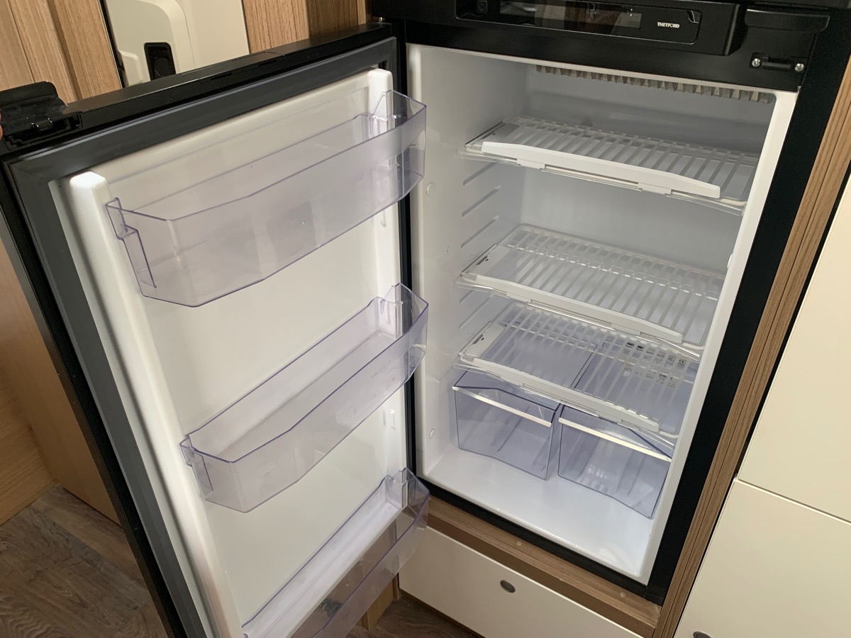 Capron A 140 ch | CAMERA DE RECUL |  LITS SUPPERPOSES | STORE EXTERIEUR | Climatisation manuelle