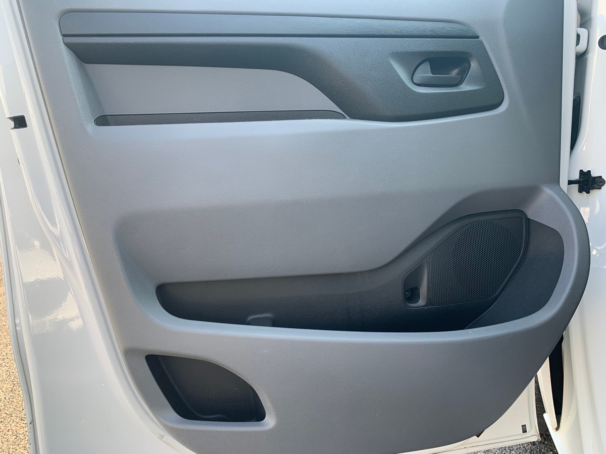 Toyota ProAce 122 ch | Business | Medium | 3 Places | Régulateur vitesse | GPS | Bluetooth | Radar