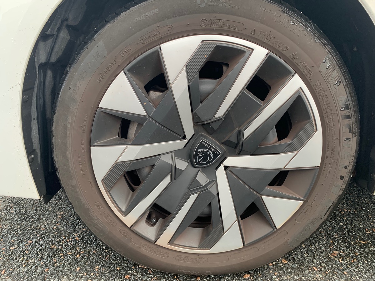 Peugeot 208 100 ch | Active | Aide stationnement arrière | Sièges avant chauffants | Écran tactile