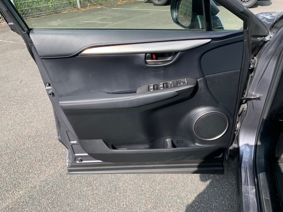 Lexus NX 300h 155 chevaux | Luxe | AWD | Caméra recul | Régulateur vitesse | GPS | Siéges chauffants