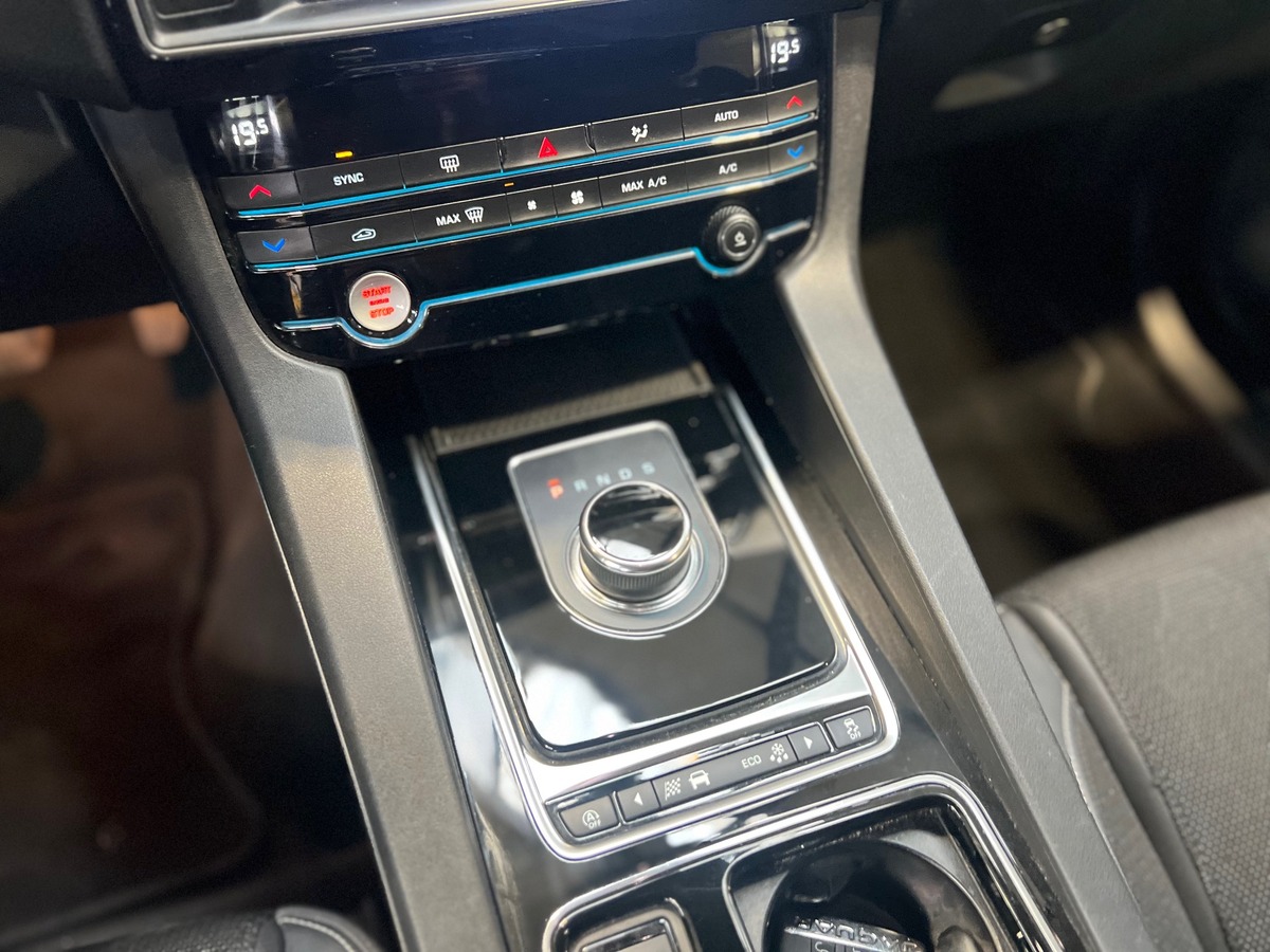 Jaguar F-Pace AWD 2.0 D 180 ch R-SPORT BVA8