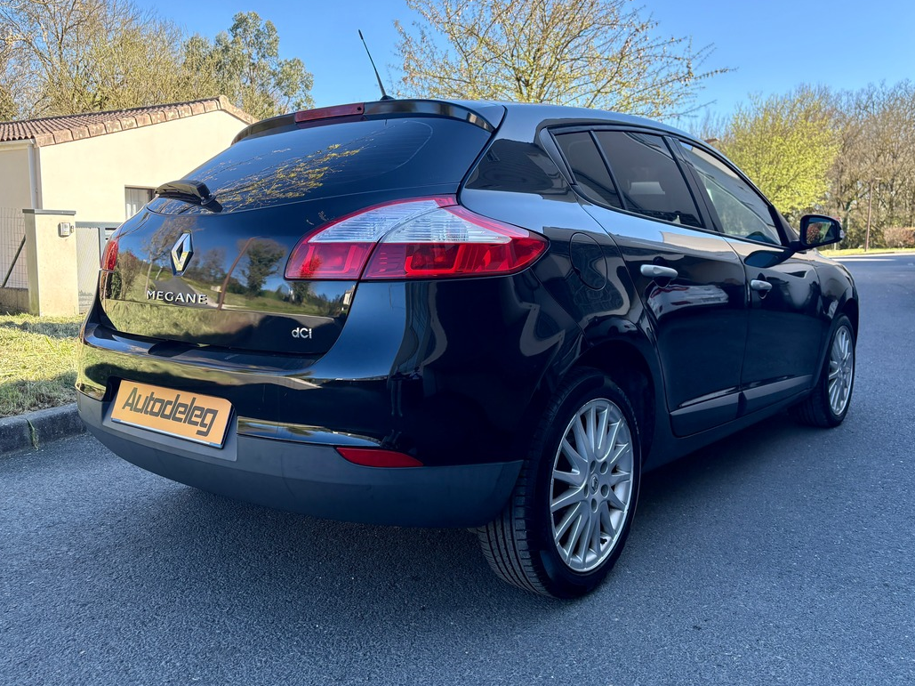 RENAULT Megane III - 1.9DCI 130CH - CARMINAT TOMTOM