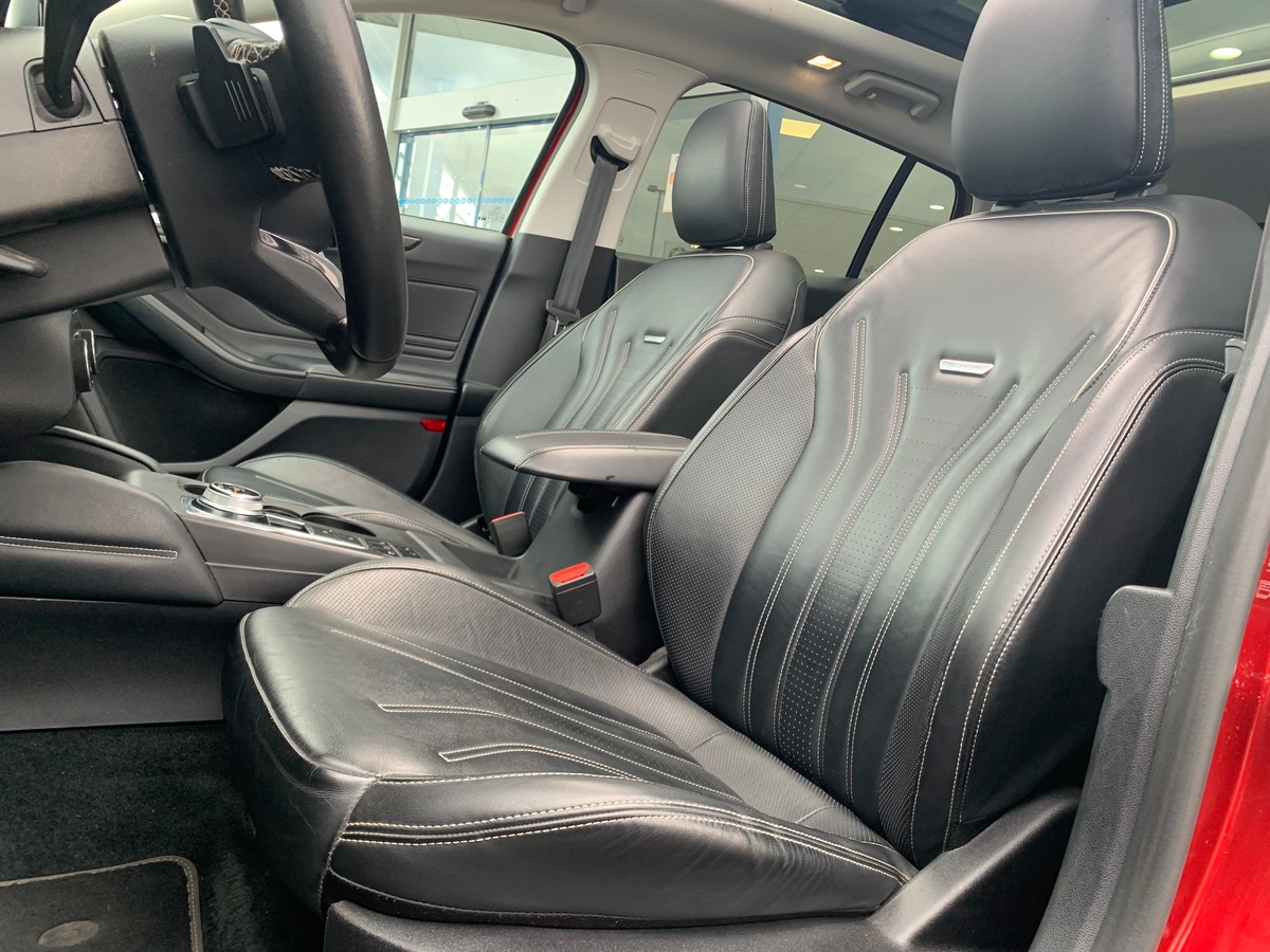 Ford FOCUS SW 120 ch | Vignale | Toit ouvrant panoramique | Apple car play Android auto | Attelage