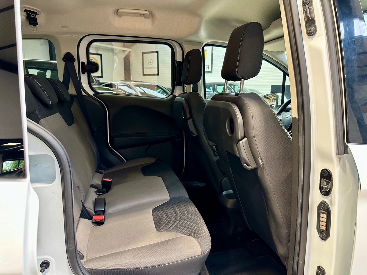 Ford Tourneo Courier (2) 1.5 TDCi 100 Titanium BVM6 + Attelage h