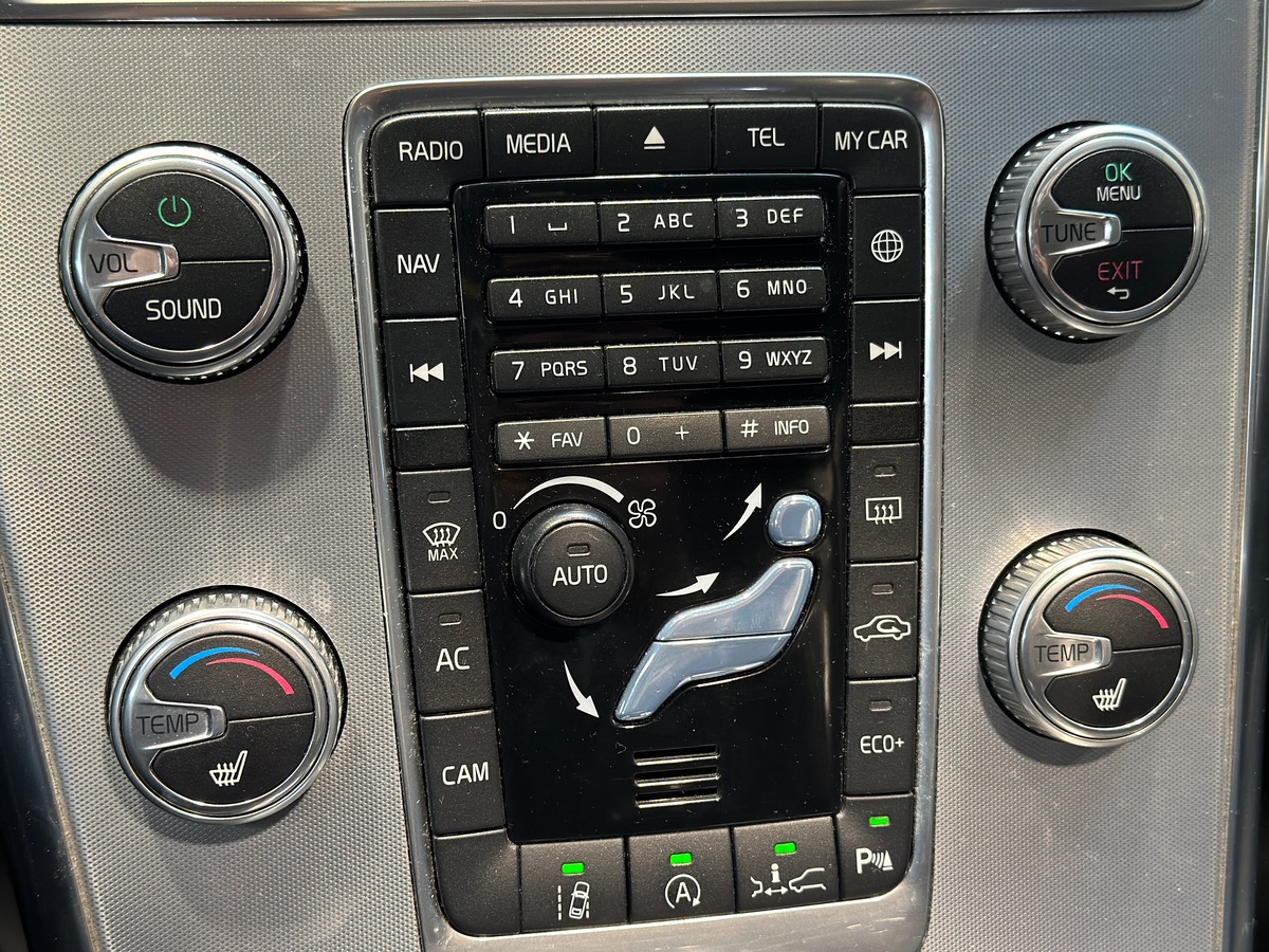 Volvo XC60 D4 2.0L 190 cv XENIUM Geartronic - Toit ouvrant / Hifi HK / Caméra