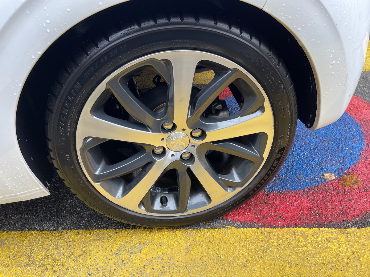 Peugeot 208 1.6 VTI 120 CV / KM Réel / Toit Panoramique / Féline /GPS /Jantes