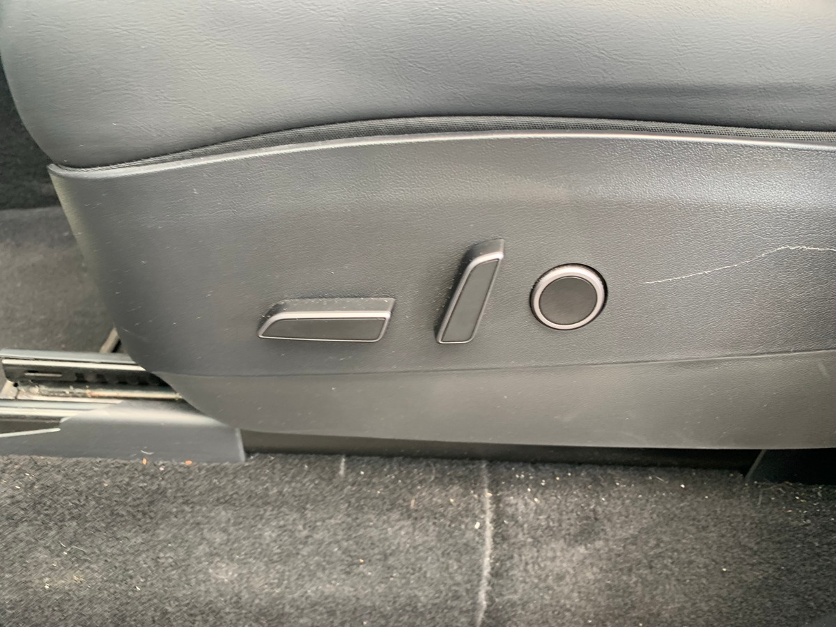 Tesla Model Y 275 chevaux | Premiére MAIN | Standard | Toit panoramique | Cuir | Siéges électriques