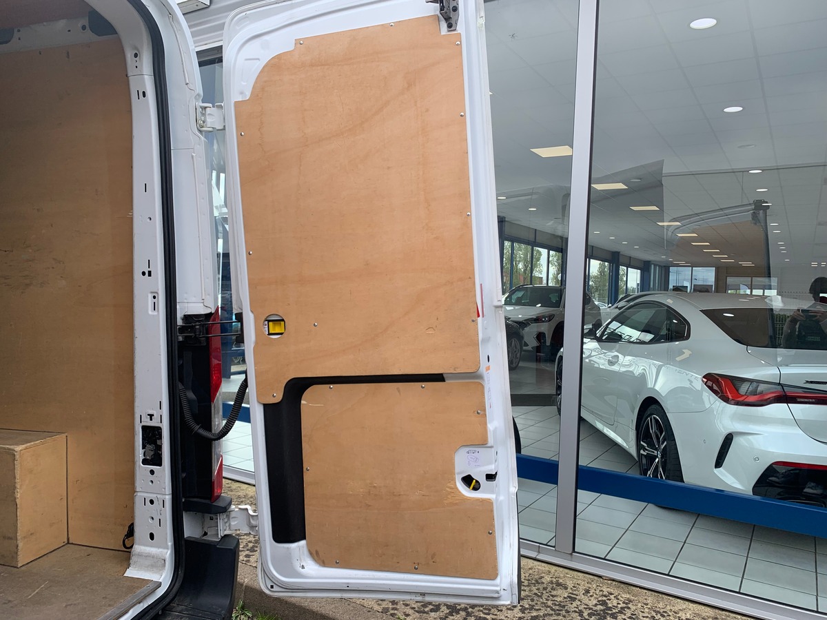 Ford TRANSIT 130 ch | Attelage | Régulateur de vitesse | Bluetooth | Plancher bois et latérale