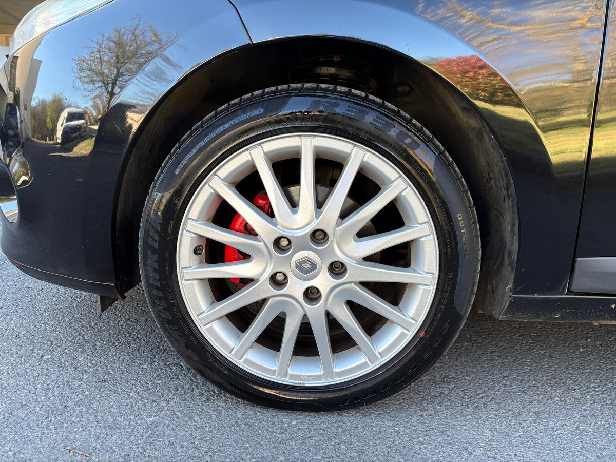 RENAULT Megane III - 1.9DCI 130CH - CARMINAT TOMTOM