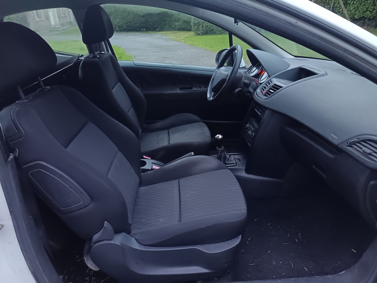Peugeot 208 1.6l hdi 70 ch 2 places Vendu en l'état roulant