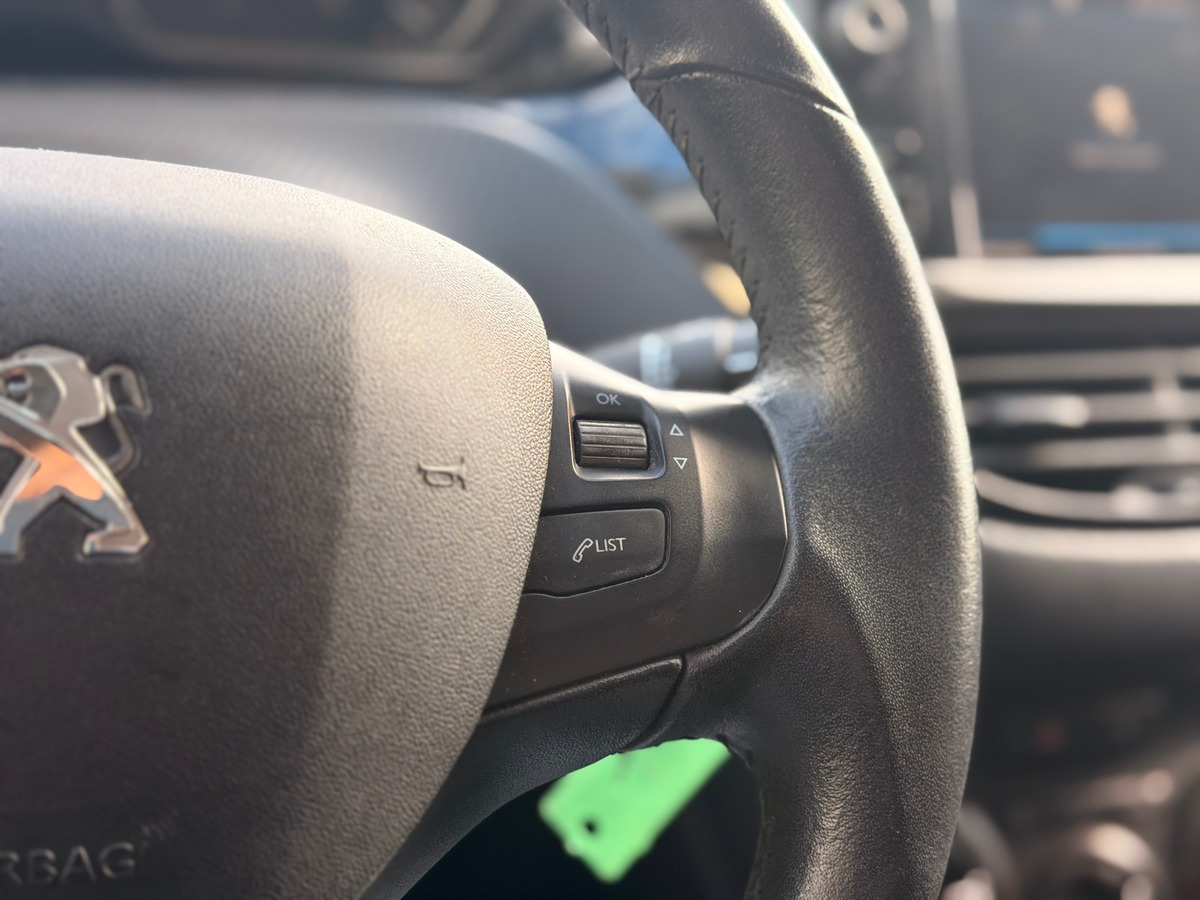 Peugeot 208 Signature 1.2 VTi 82 cv - Phase 2 - Distrib OK - Apple Carplay