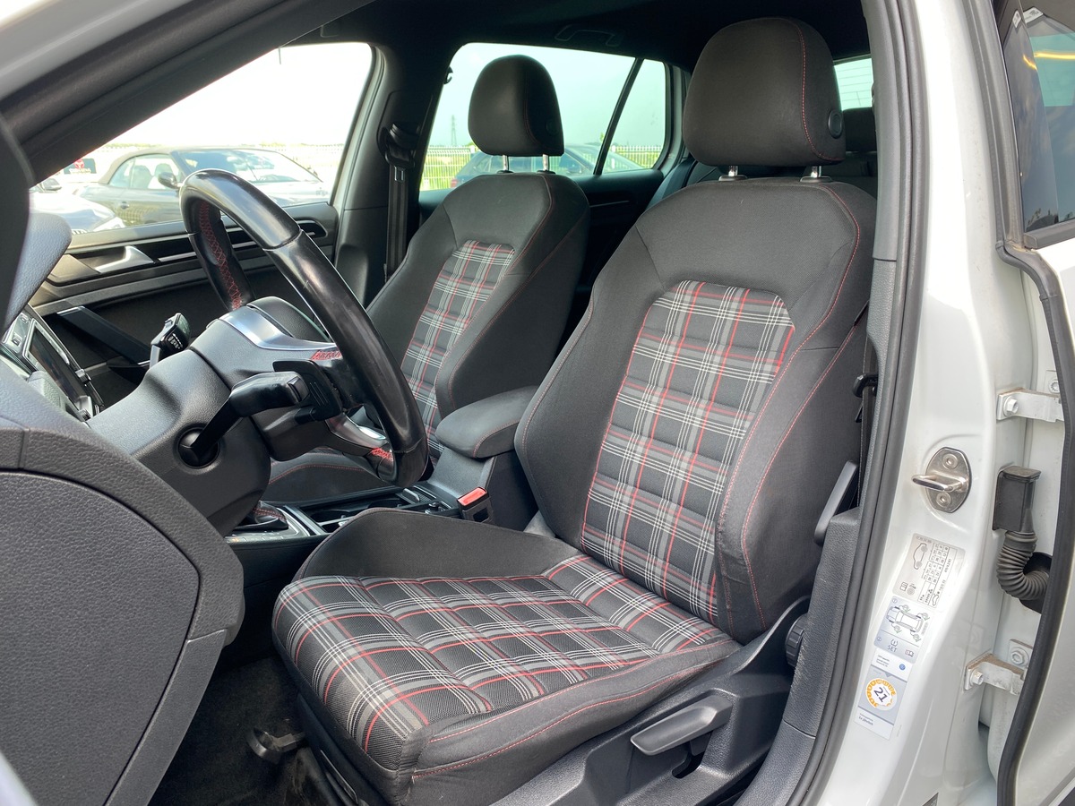 Volkswagen Golf VII 2.0 TSI 230ch GTI PERFORMANCE DSG6 5P / DCC / TO PANO / ACC / DYNAUDIO / CARPLAY