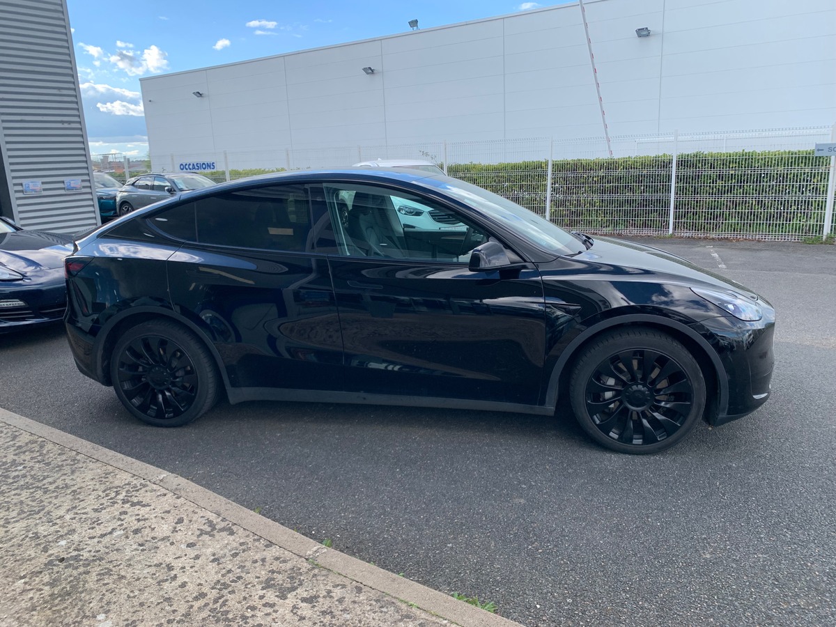 Tesla Model Y 275 chevaux | Premiére MAIN | Standard | Toit panoramique | Cuir | Siéges électriques