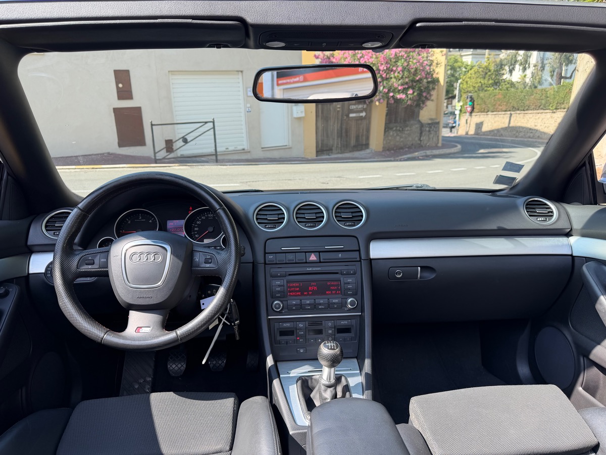Audi A4 Cabriolet 2.0 TDi 140 CV / KM Réel / S Line /  Intérieur Cuir Tissu / Attelage / Jantes