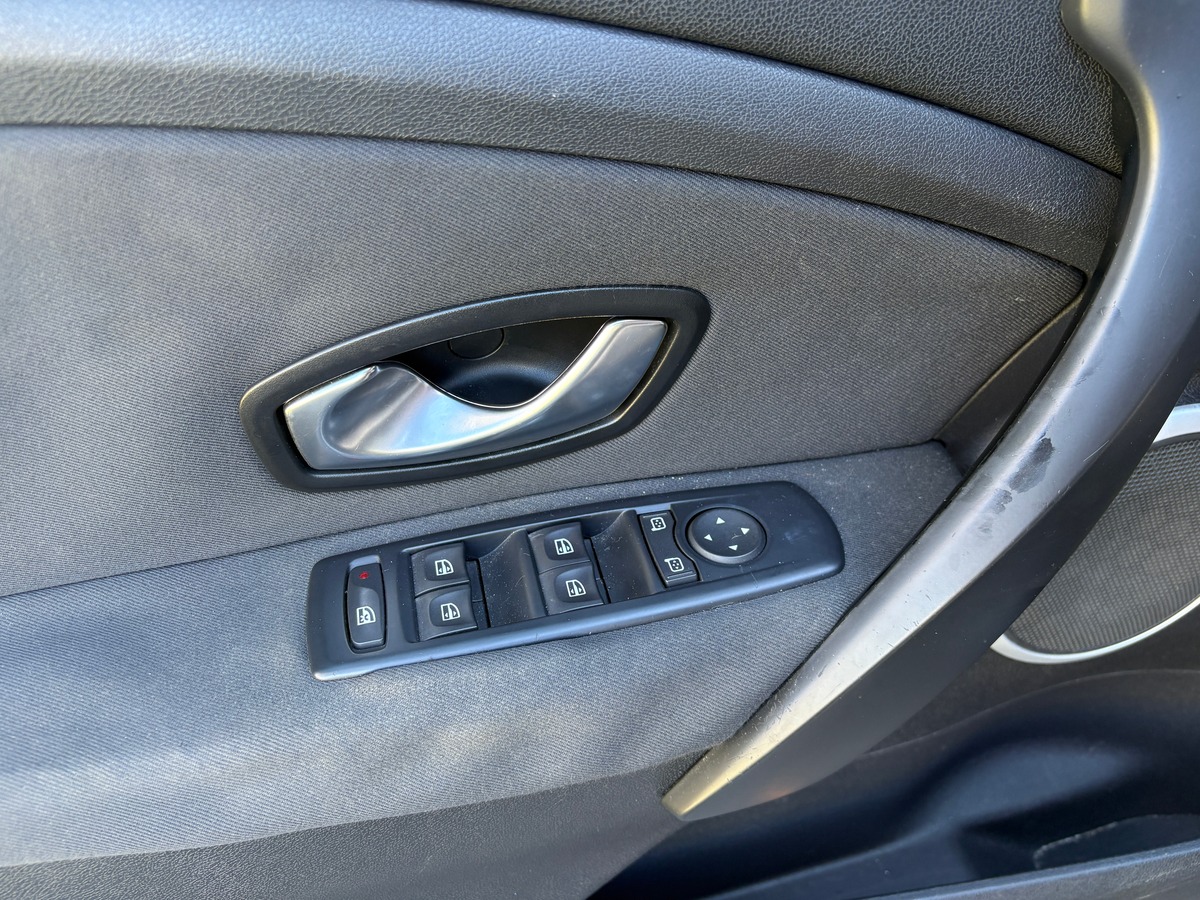 RENAULT Megane III - 1.9DCI 130CH - CARMINAT TOMTOM