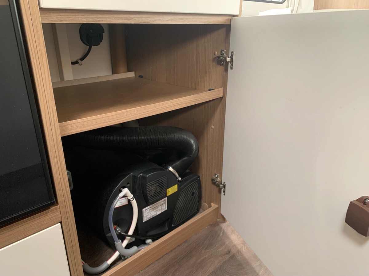 Capron A 140 ch | CAMERA DE RECUL |  LITS SUPPERPOSES | STORE EXTERIEUR | Climatisation manuelle