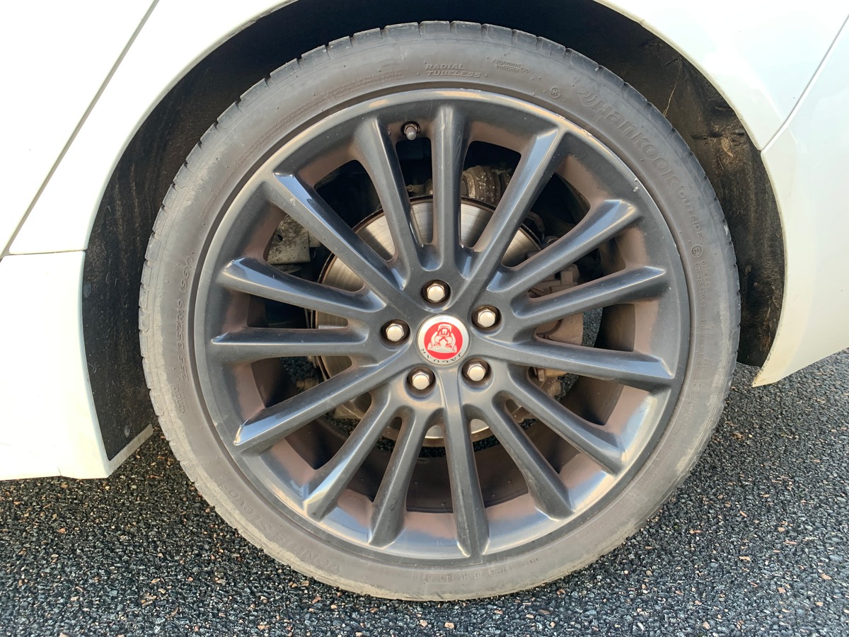 Jaguar XE 180 ch | Intérieur cuir | Toit ouvrant | Caméra de recul | GPS | Bluetooth