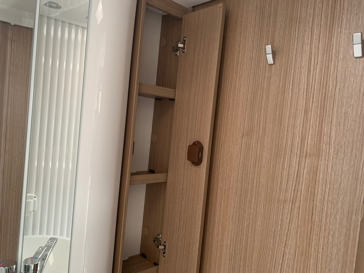 Capron A 140 ch | CAMERA DE RECUL |  LITS SUPPERPOSES | STORE EXTERIEUR | Climatisation manuelle