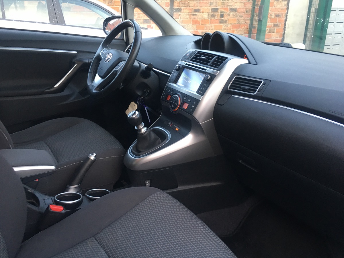 Toyota Verso 2.0 D-4D 112 CV 1r main 4XCB