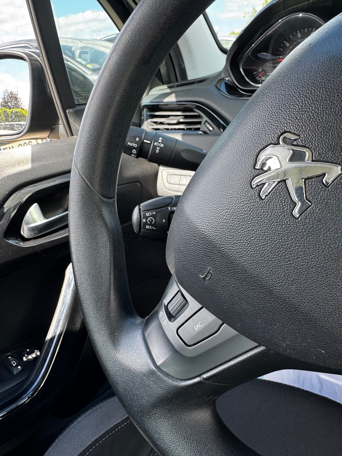 Peugeot 208 1.2 VTi 82 CV BVM5 ALLURE DISTRIBUTION FAITE  / SUIVI CONCESSION