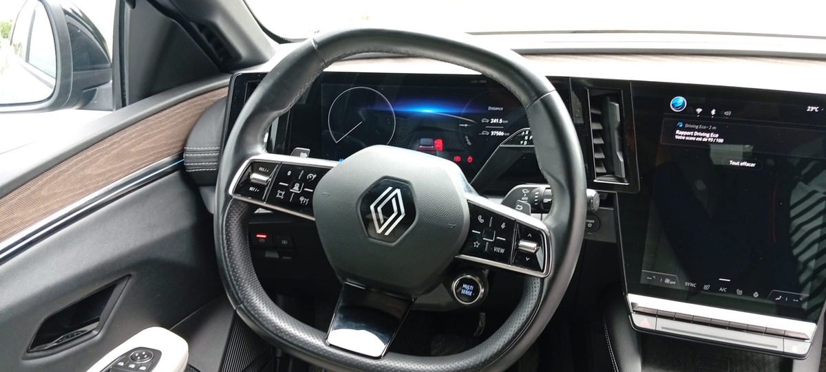 RENAULT MEGANE-E -Tech  EV60 220cv " SOH 95% " Finition "Iconic Optimum Charge C" en Excellent Etat