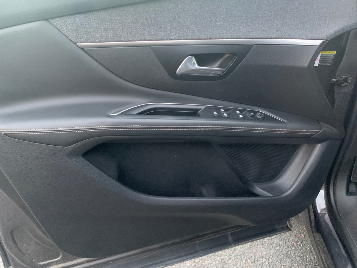 Peugeot 3008 130 | GT LINE | Mirror Screen | Pack City 1 | Full LED Technology | Phares Adaptatifs