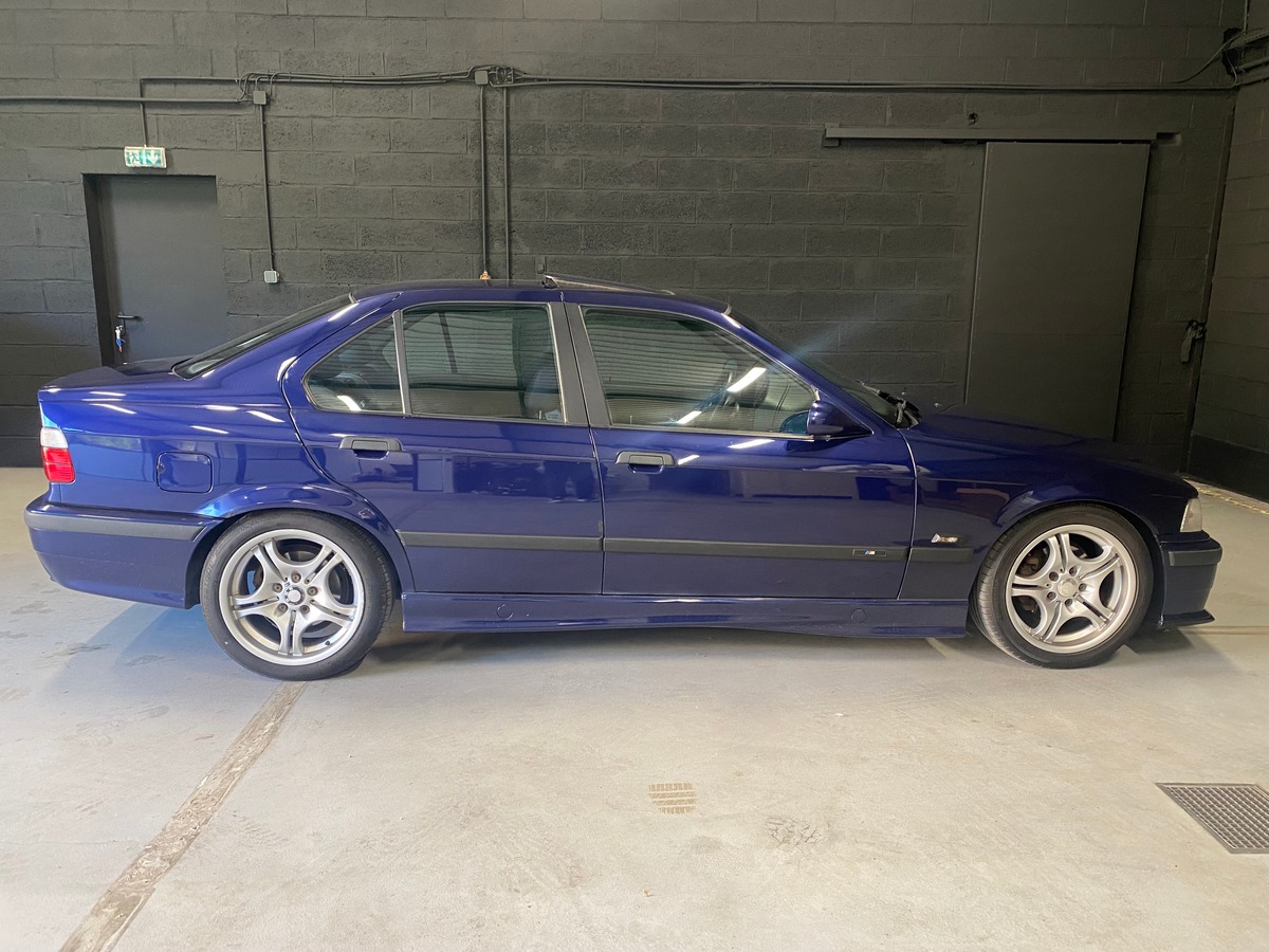 Bmw Série 3 E36 328i Berline Pack M individuel 193cv Toit Ouvrant