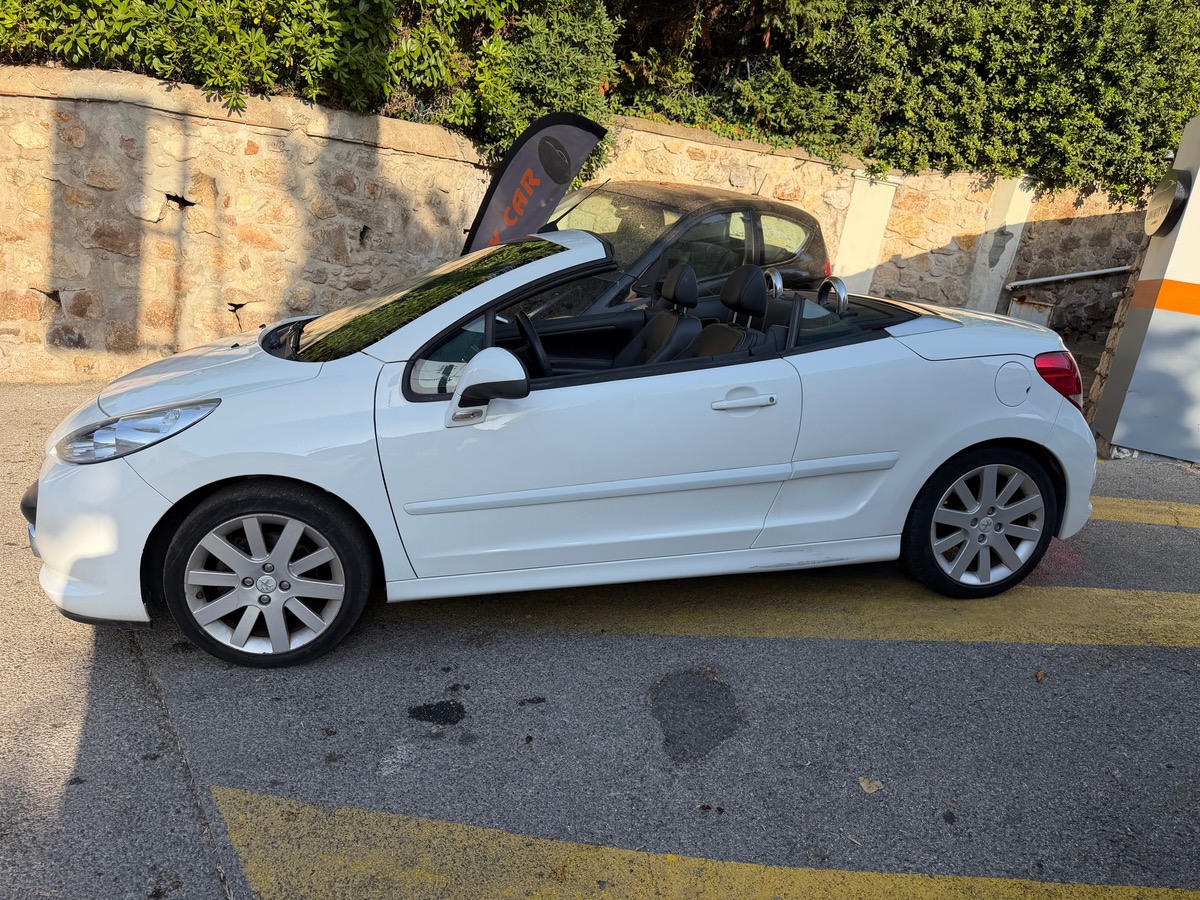 Peugeot 207 CC 1.6 120 CV / 1er Main /KM Réel / Boîte auto / GPS / Intérieur Cuir/ Féline
