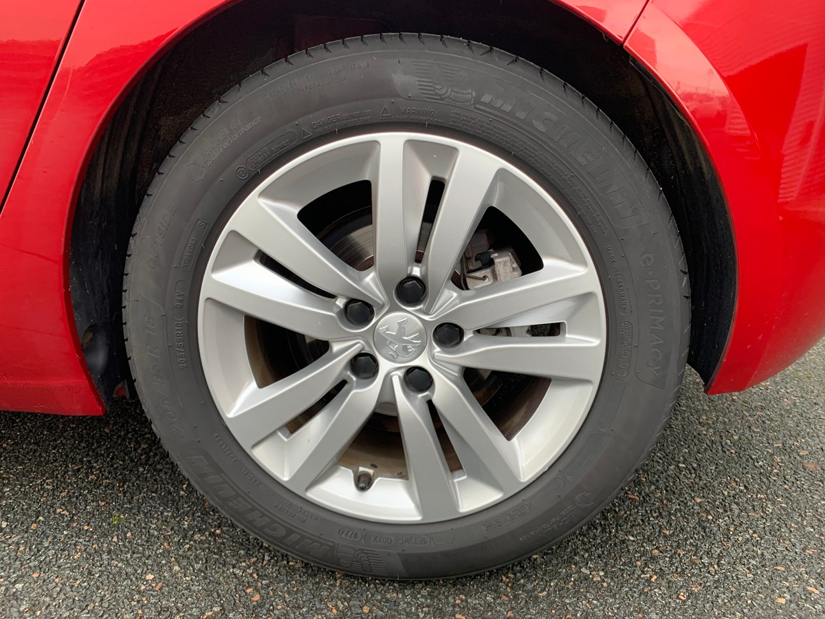 Peugeot 308 100 ch | Pack Attelage | Régulateur vitesse | Jantes Alu | Radar stationnement arriére
