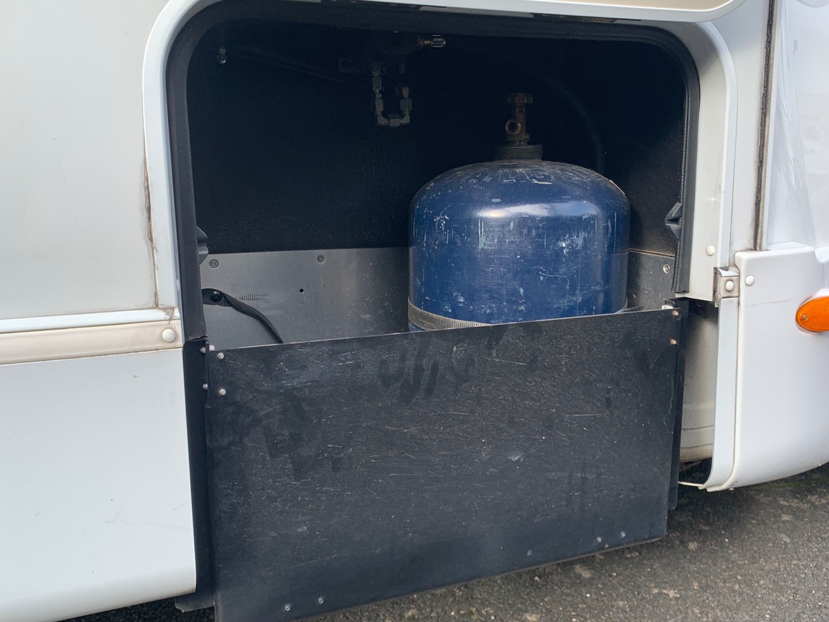 Capron A 140 ch | CAMERA DE RECUL |  LITS SUPPERPOSES | STORE EXTERIEUR | Climatisation manuelle