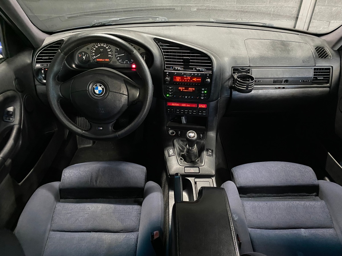 Bmw Série 3 E36 328i Berline Pack M individuel 193cv Toit Ouvrant