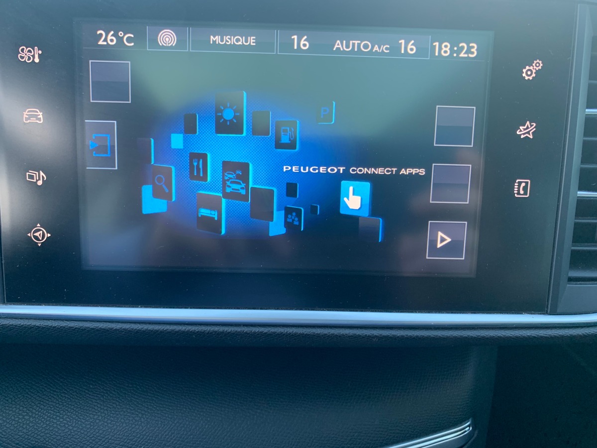 Peugeot 308 115 chevaux | Toit panoramique | Régulateur de vitesse | GPS | Attelage