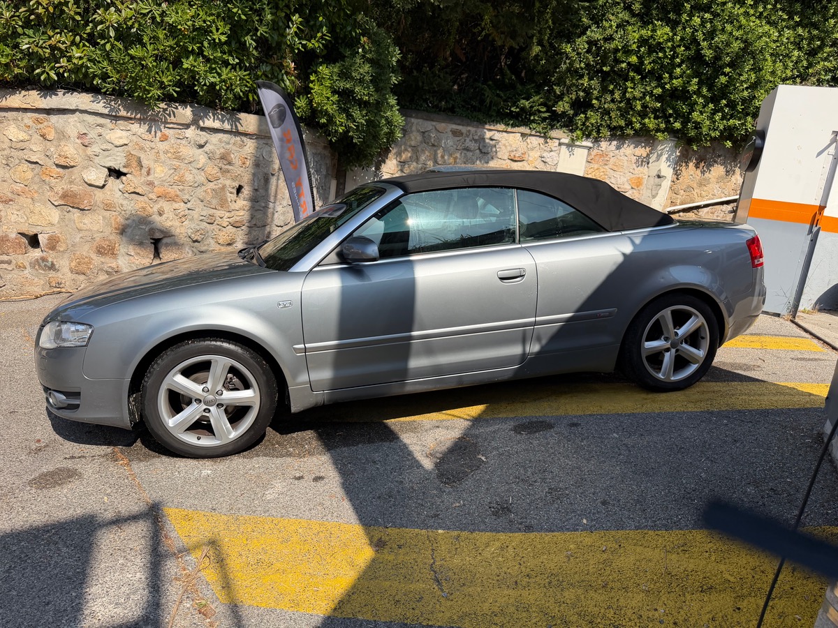 Audi A4 Cabriolet 2.0 TDi 140 CV / KM Réel / S Line /  Intérieur Cuir Tissu / Attelage / Jantes