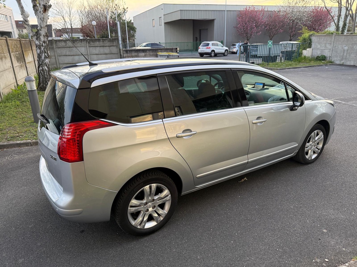 Peugeot 5008 1.6 HDI 115 CV allure 1er main 4X sant frait CB