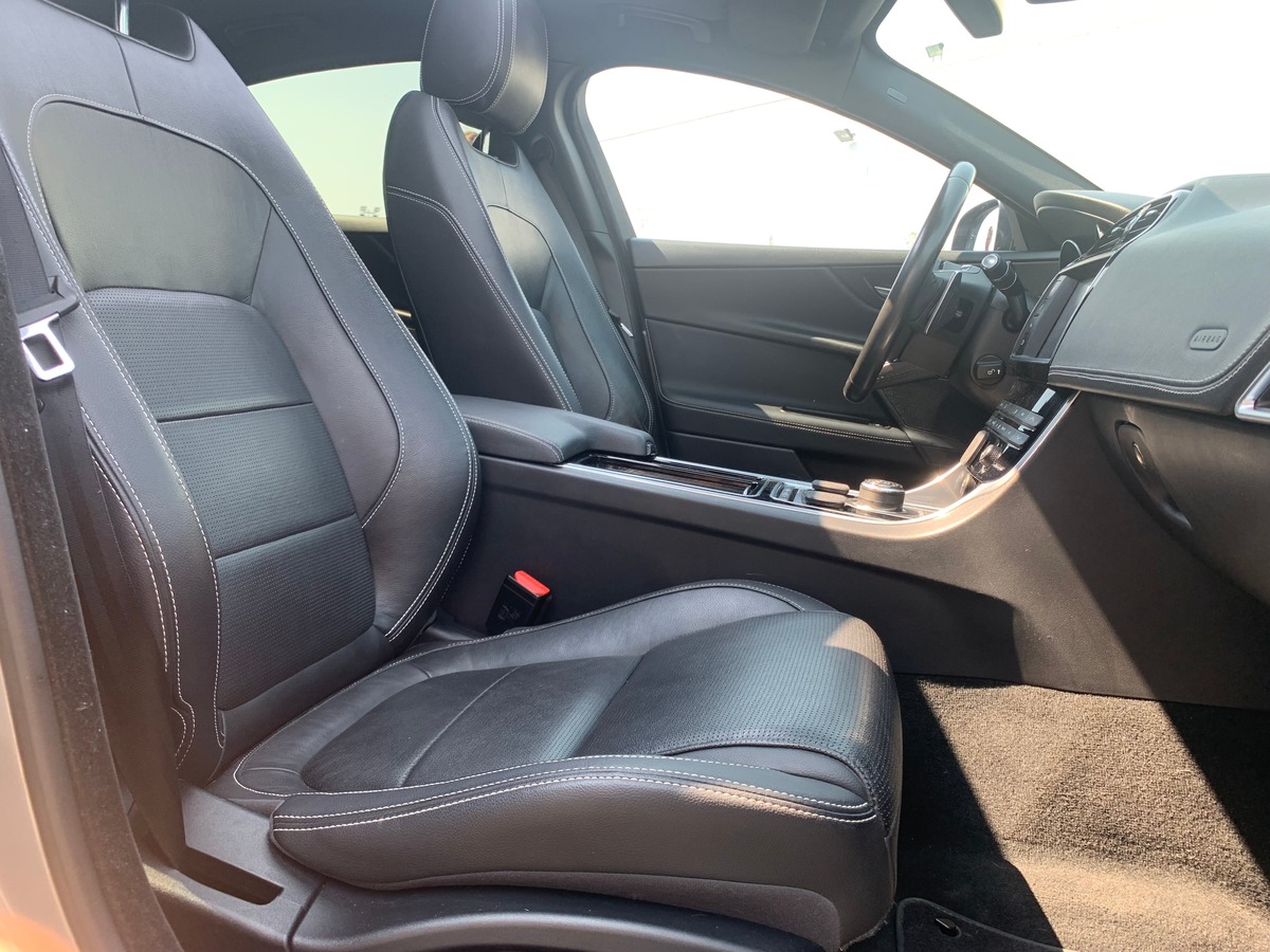 Jaguar XE 240 chevaux | R Sport | GPS | Régulateur de vitesse | Toit ouvrant | Audio MERIDIAN | Cuir