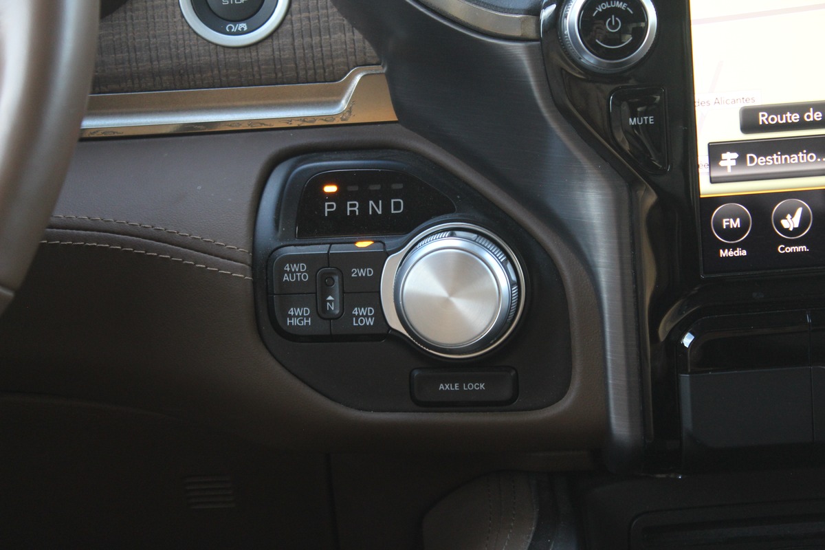 Dodge RAM CREW CAB 1500 5.7 V8 396 ch LARAMIE EDITION LONGHORN / RAM BOX / CARPLAY / ATTELAGE / E85