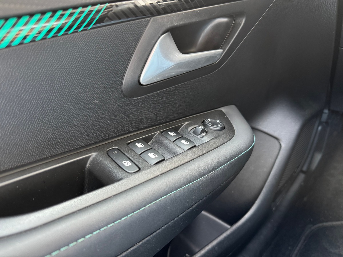 Peugeot 208 II Allure 1.2 100 cv / i-cockpit