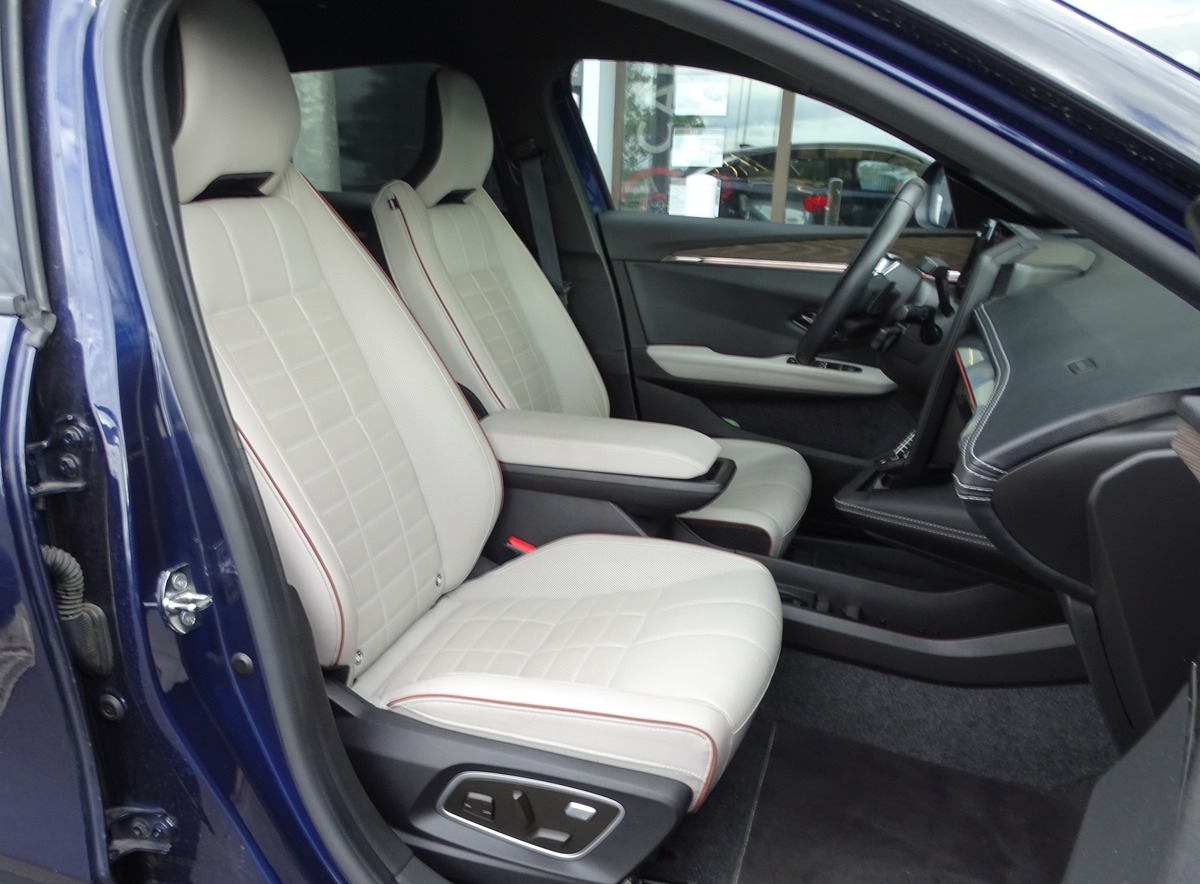 RENAULT MEGANE-E V E-TECH Ev60 220 Ch  ICONIC / SELLERIE BLANCHE / HARMAN KARDON / CARPLAY