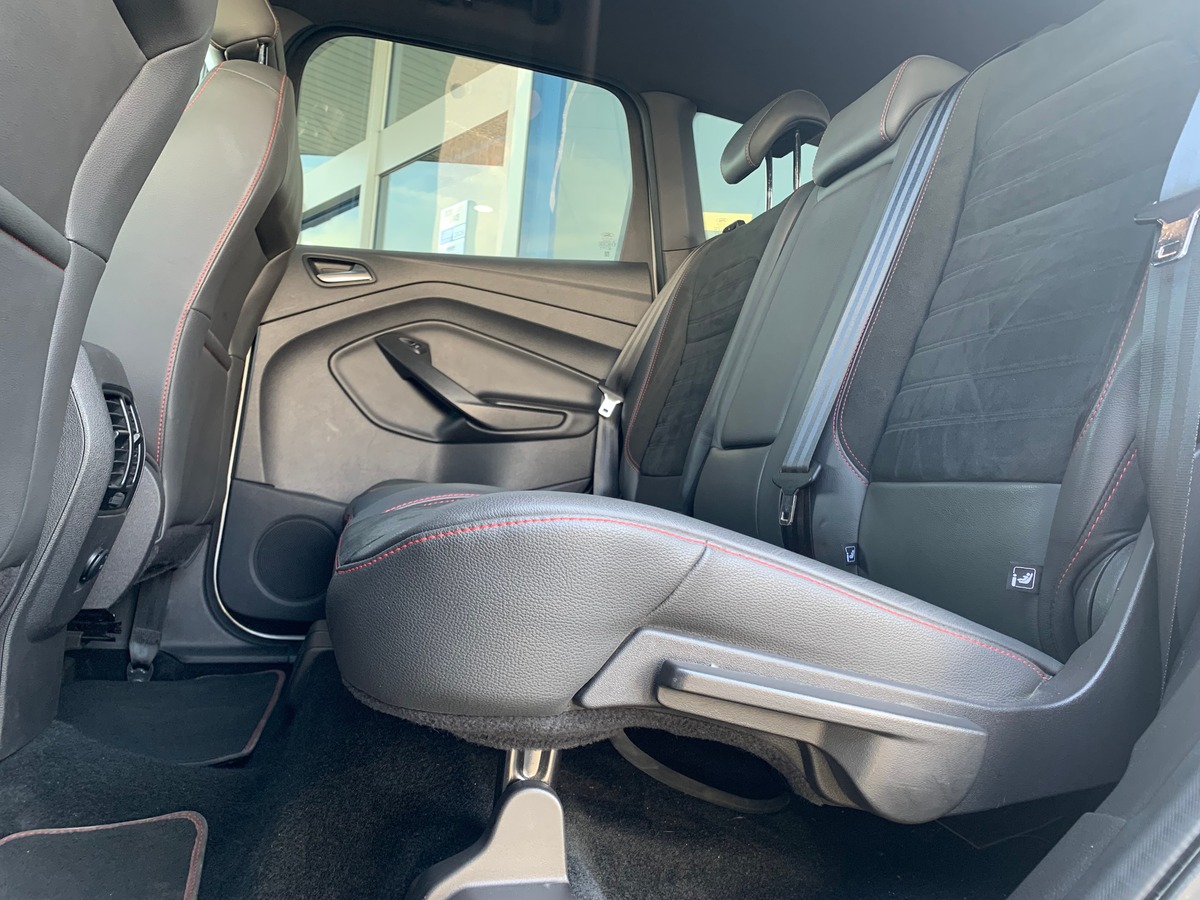 Ford Kuga 120 chevaux | St-Line | Caméra de recul | Attelage | GPS | Coffre assisté électriquement