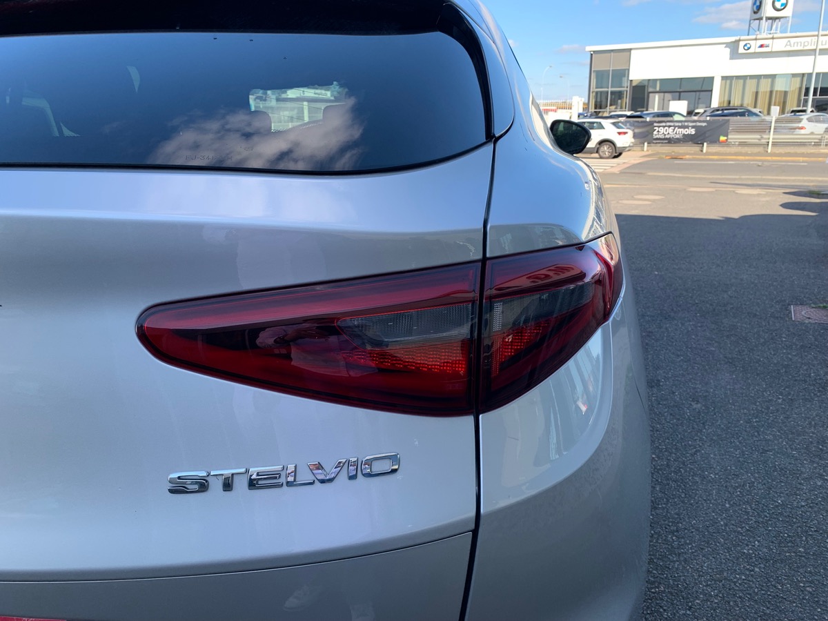 Alfa Romeo Stelvio 210 | Turismo | Toit ouvrant Panoramique | Attelage | Jantes 20" | Caméra recul
